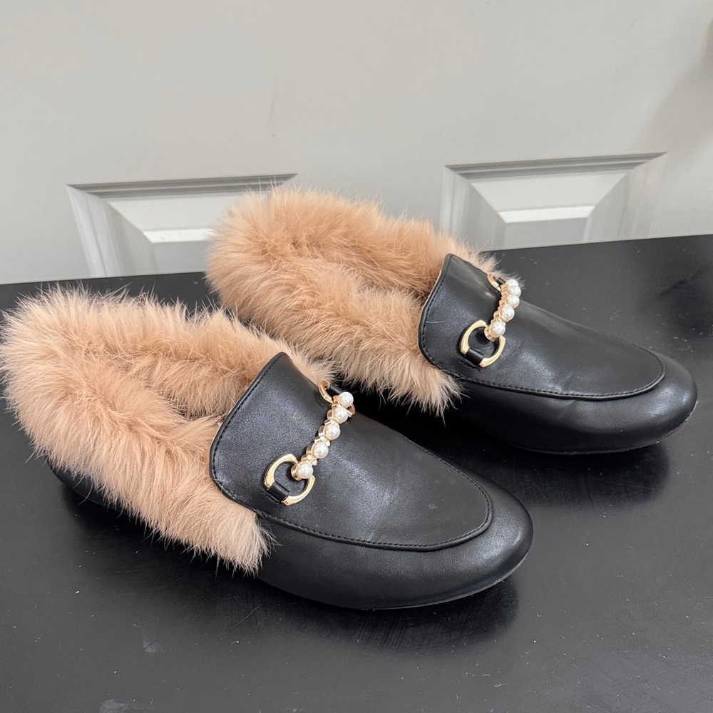 Chic Black Loafers with Tan Fur Trim